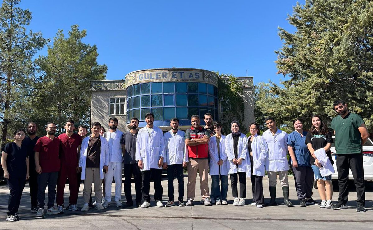 Dicle Üni. Veteriner Fakültesi 4-5.sınıf öğrencilerine Güler-Et Entegre Tesislerinde et muayenesi,Resmi Vet. Hekim Görev ve Sorumlulukları,kesim öncesi-sonrası iş ve işlemler,Salgın Hastalıklarla Mücadele hakkında İlçe Müdürülüğümüz Vet.Hekimi Hakan HANİ tarafından bilgi verildi.