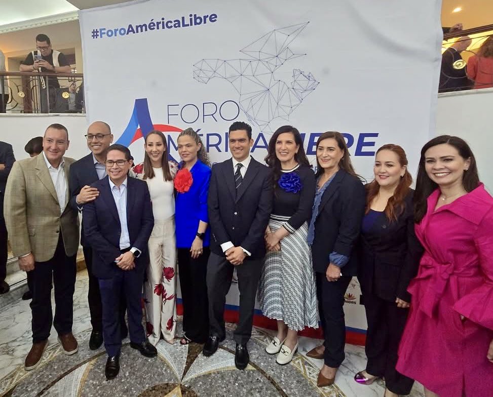 ¡La democracia se defiende todos los días!

No sólo a la hora de votar, también al tomar decisiones libres en nuestro día a día.

Estar presente en el #ForoAmericaLibre me llena de esperanza.

Felicidades querida <a href="/marianagc/">Mariana Gómez del Campo</a> por unir a los demócratas de Hispanoamérica 💙