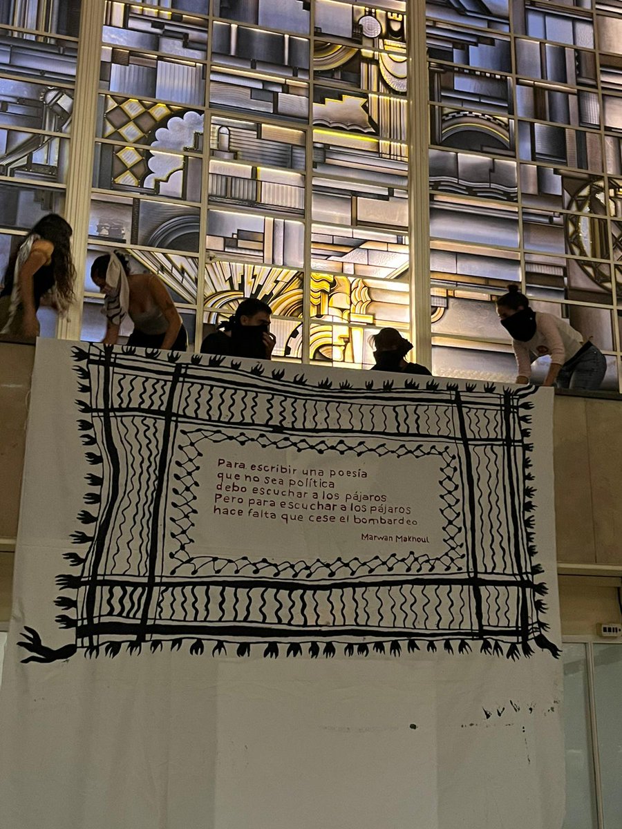 🔴 Se ha cambiado el lugar del encierro pero seguimos la lucha en solidaridad con el pueblo palestino desde el edificio A de filosofía y filología. Cuantos más seamos más fuertes seremos. 
🇵🇸 ¡Sumemos al encierro, luchemos por Palestina!