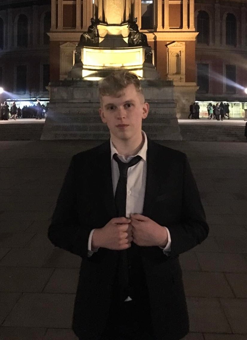 MoleyHoleyMain's tweet image. 2019 vs 2025 at the royal albert hall 🥰❤️ how time flies when you&apos;re taking estrogen 🥹🙌 wow 🐶🖤~