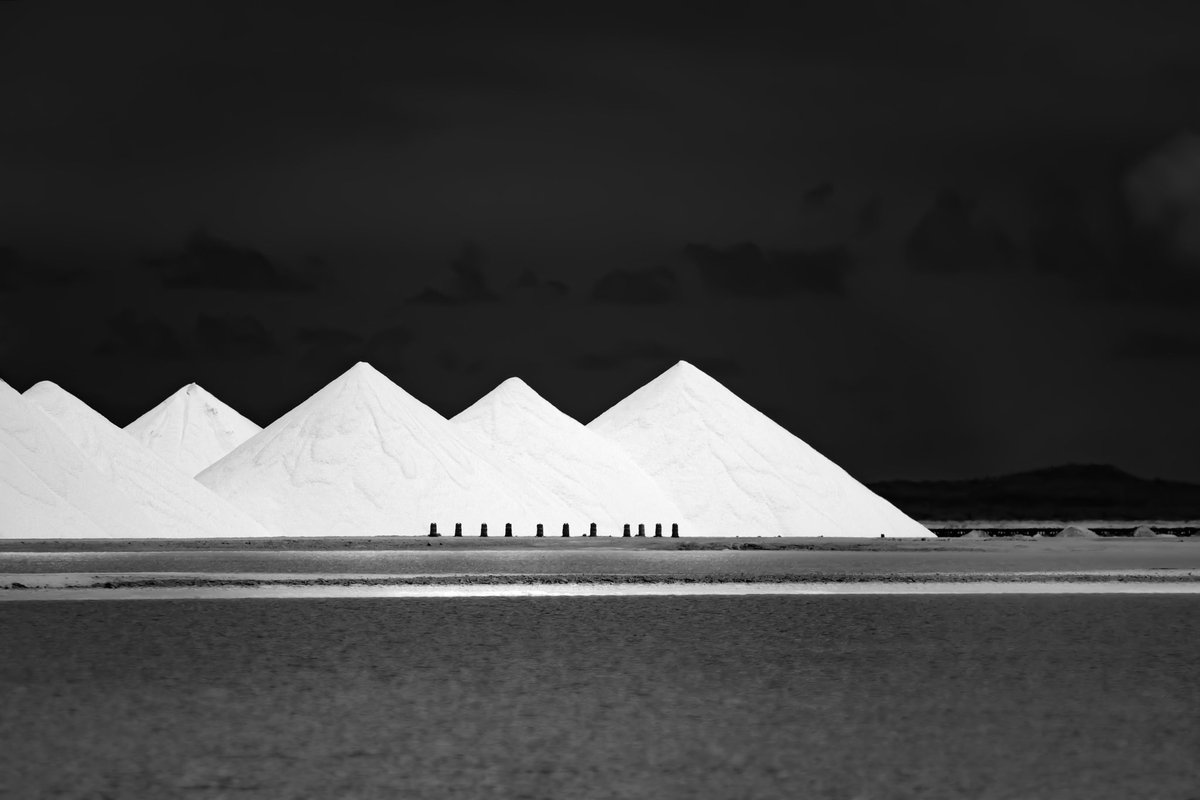 Zeg je #Bonaire dan zeg je #kleur🐠🪸🐬🐟☀️ toch biedt Bonaire mooie mogelijkheden om naar zwart-wit te gaan. Al voelt het wellicht wat verwarrend 😃. Hieronder de zoutbergen / zoutwinning weergegeven. <a href="/BonaireNews/">InfoBonaire</a> #fotografie