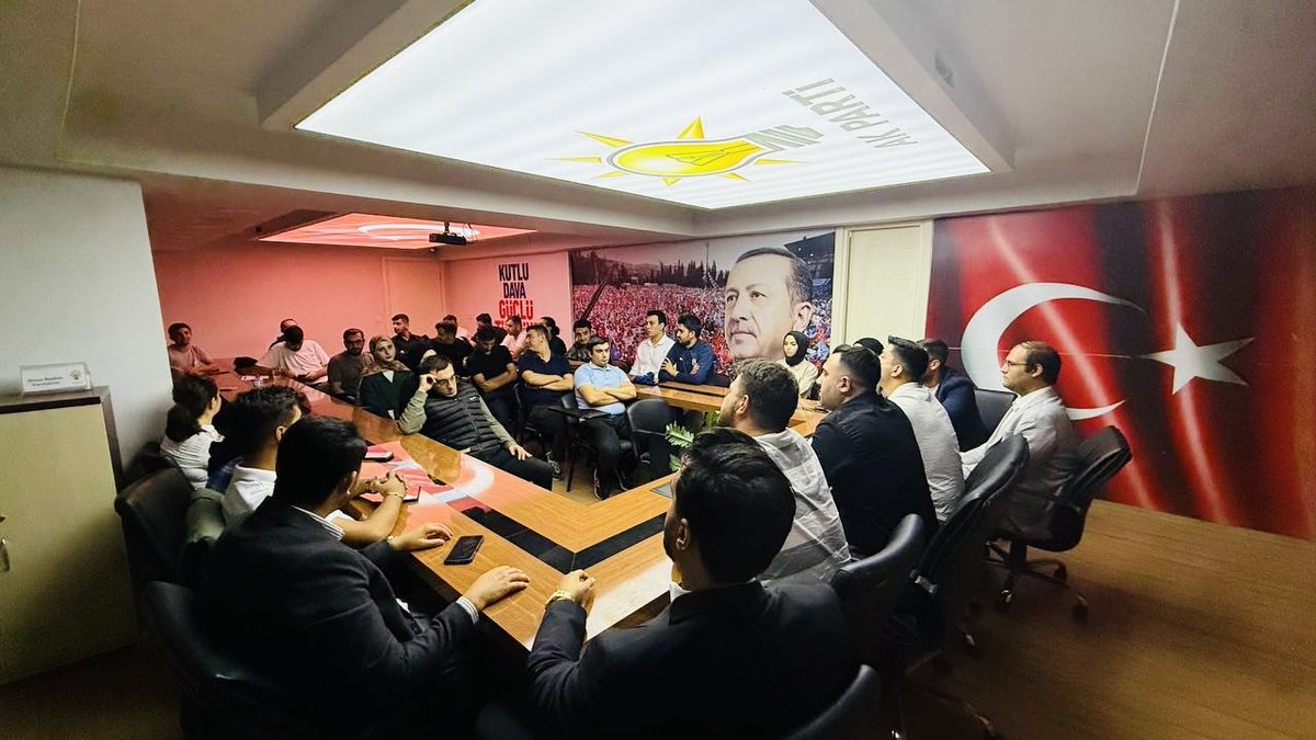 İlçe Başkanımız Sn.<a href="/averhanacar/">Erhan Acar</a>’ın riyasetinde bölge başkanımız Sn.Enes Akın, İlçe Koordinatörümüz Sn.Emre Bebek’in katılımlarıyla olağan Yönetim Kurulu toplantımızı gerçekleştirdik.
