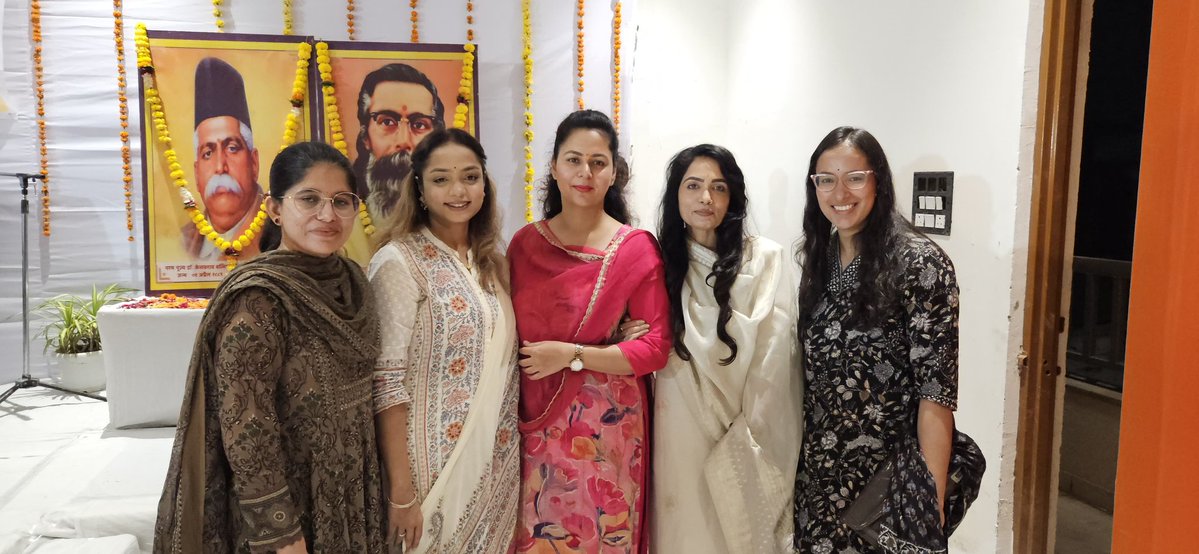 आज राष्ट्रीय स्वयंसेवक संघ के 100वें स्थापना दिवस के अवसर पर भोपाल के 'केशव नीडम' में शस्त्र एवं शास्त्र पूजन कार्यक्रम के पश्चात लिया गया चित्र।

 #विजयादशमी #RSS100Years