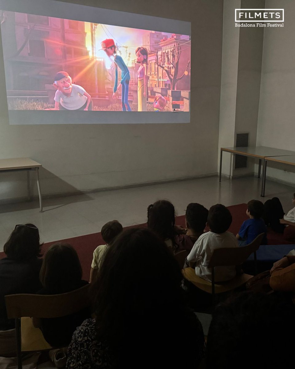 📚🎬 Aquesta setmana a l’Hora del Conte hem donat a conèixer el Festival FILMETS amb sessions de curtmetratges infantils a la Biblioteca de Canyadó i Casagemes - Joan Argenté, la Biblioteca Llefià i avui a la Biblioteca Lloreda.