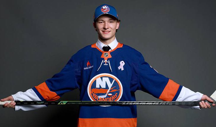 MikeBartner's tweet image. BREAKING: Sources tell me the Islanders have agreed on a handshake deal/extension with Matthew Schaefer at 7x10.5M set to kick in for the 2028-2029 season. 

Smart move by Darche to get it done now. His franchise defenseman is locked up for the next 11 years. 💰