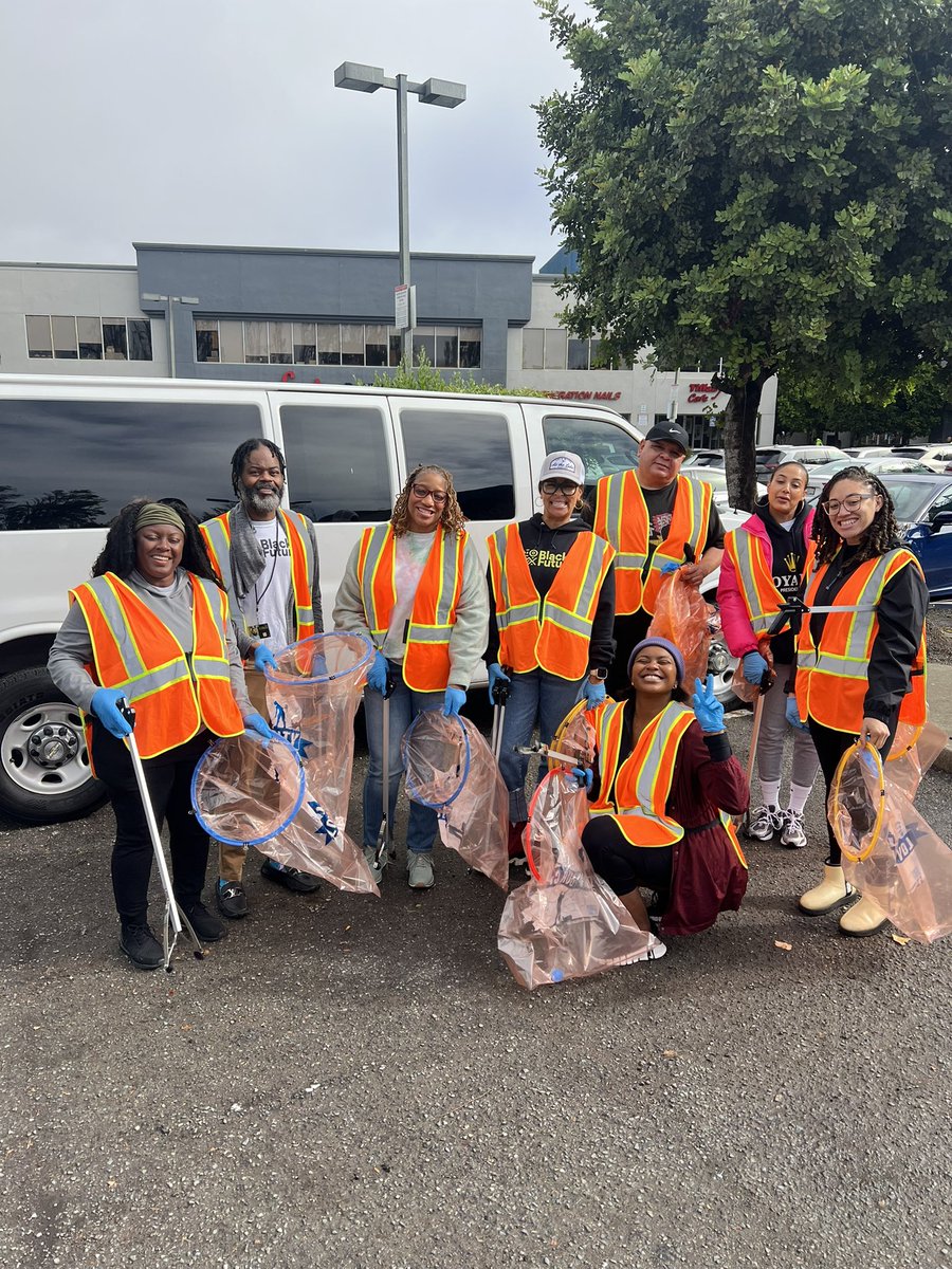 RefuseRefuseSF's tweet image. Kicking off our partnership with @YCDjobs to get out in the Bayview community to clean up.
A dozen staff members spent their morning cleaning on the northern end of the 3rd Street corridor, filling 16 bags of trash.
And we’ll be back!