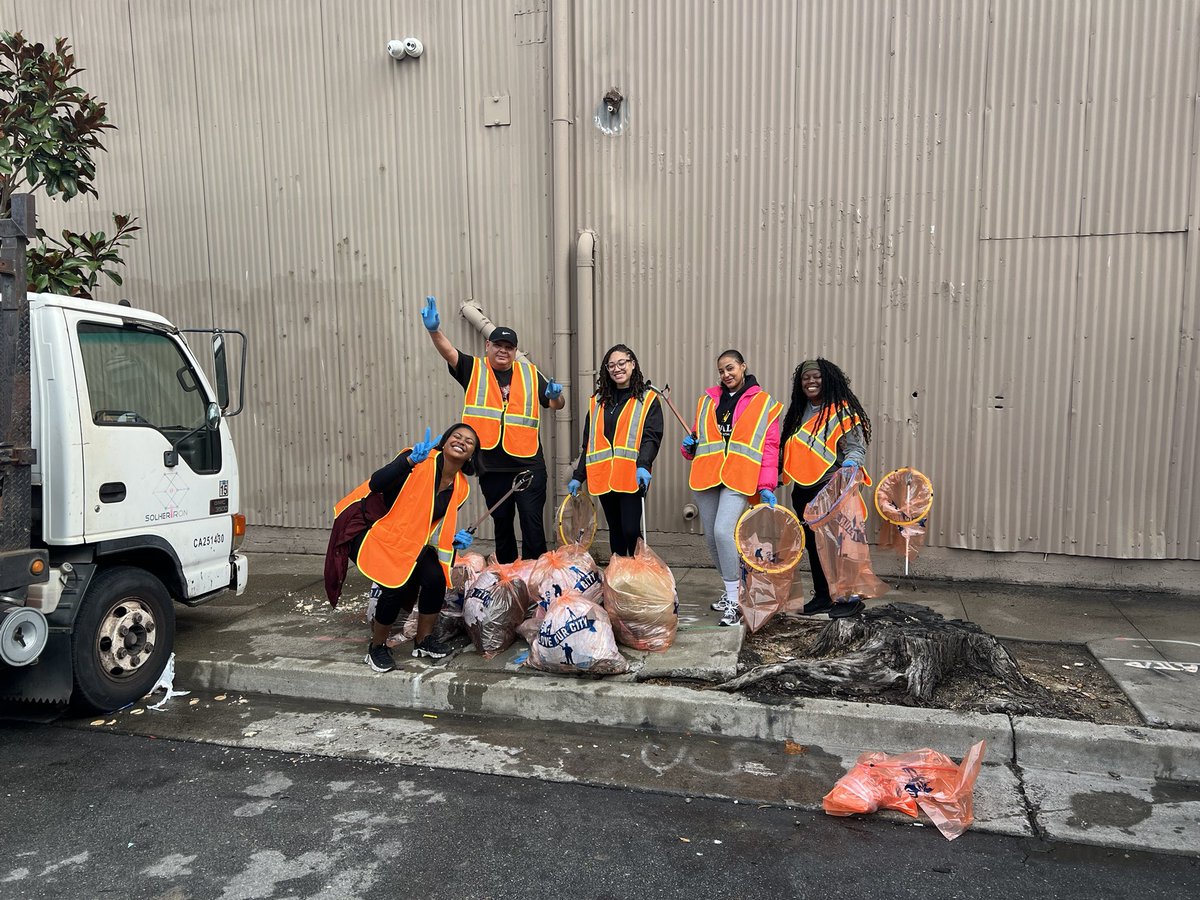 RefuseRefuseSF's tweet image. Kicking off our partnership with @YCDjobs to get out in the Bayview community to clean up.
A dozen staff members spent their morning cleaning on the northern end of the 3rd Street corridor, filling 16 bags of trash.
And we’ll be back!