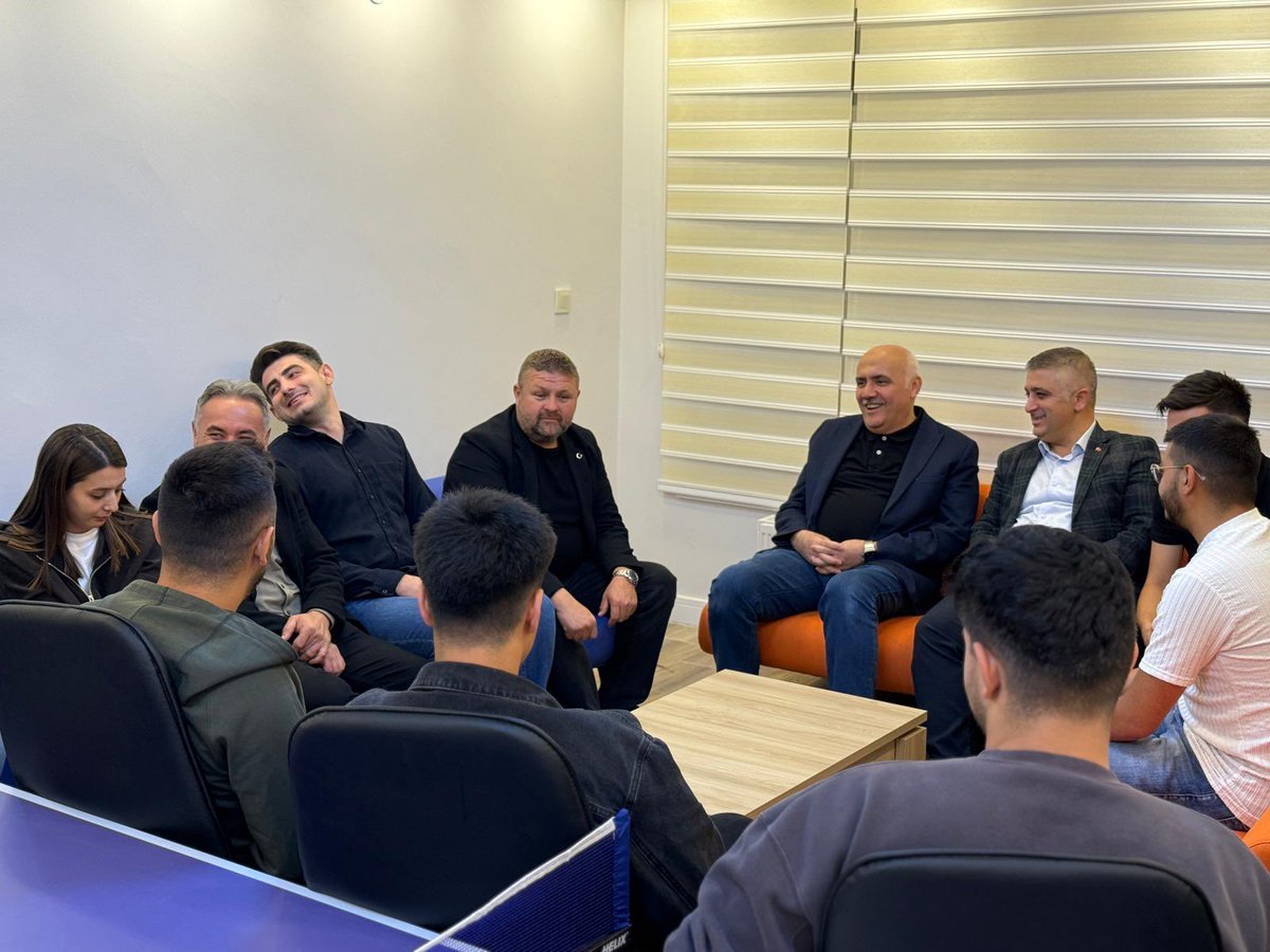 Gençlik Kolları Yönetim Kurulu Üyemiz Talha Çetintaş kardeşimizin asker kınasını yaktık.

Vatan borcunu yerine getirecek olan kardeşimize hayırlı tezkereler diliyor, Rabbimden sağlıkla gidip, huzurla dönmesini temenni ediyorum. 🇹🇷