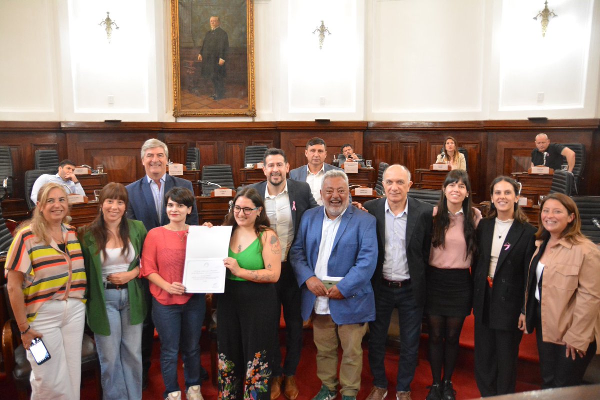 🏛 • En la jornada de hoy, realizamos la Sesión Especial N° 7 en la se llevaron adelante diversos reconocimientos y declaraciones de Interés Municipal.

Para conocer las distinciones aprobadas, ingresá en las últimas noticias de nuestra web⬇️

concejodeliberante.laplata.gob.ar/publication/88