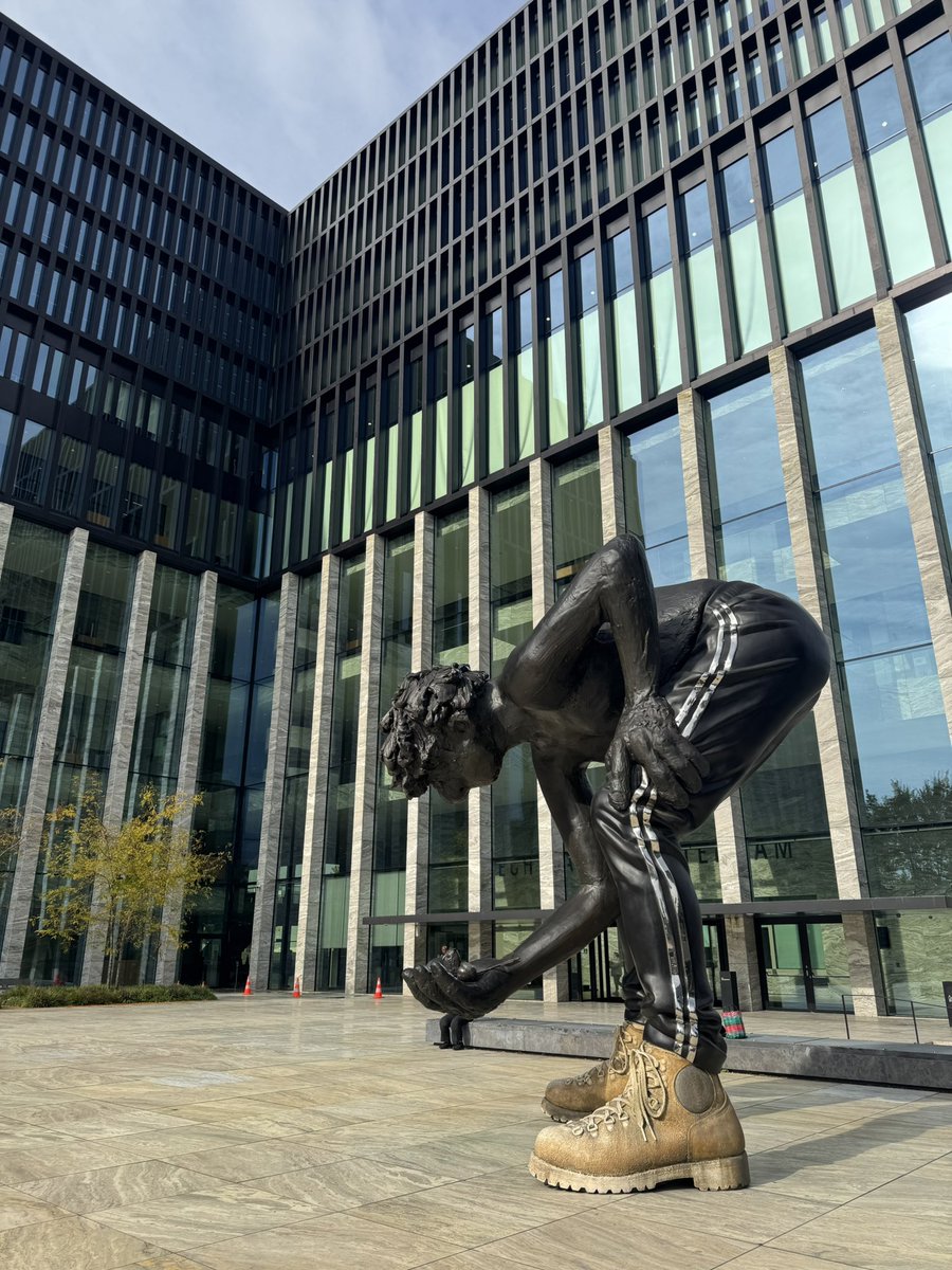 EigenwijzeTine's tweet image. Hier beginnen en op een terras aan de Zuidas met wijn en bitterballen eindigen zegt genoeg over het resultaat van de zitting ☺️ #werk #jurist #arbeidsrecht