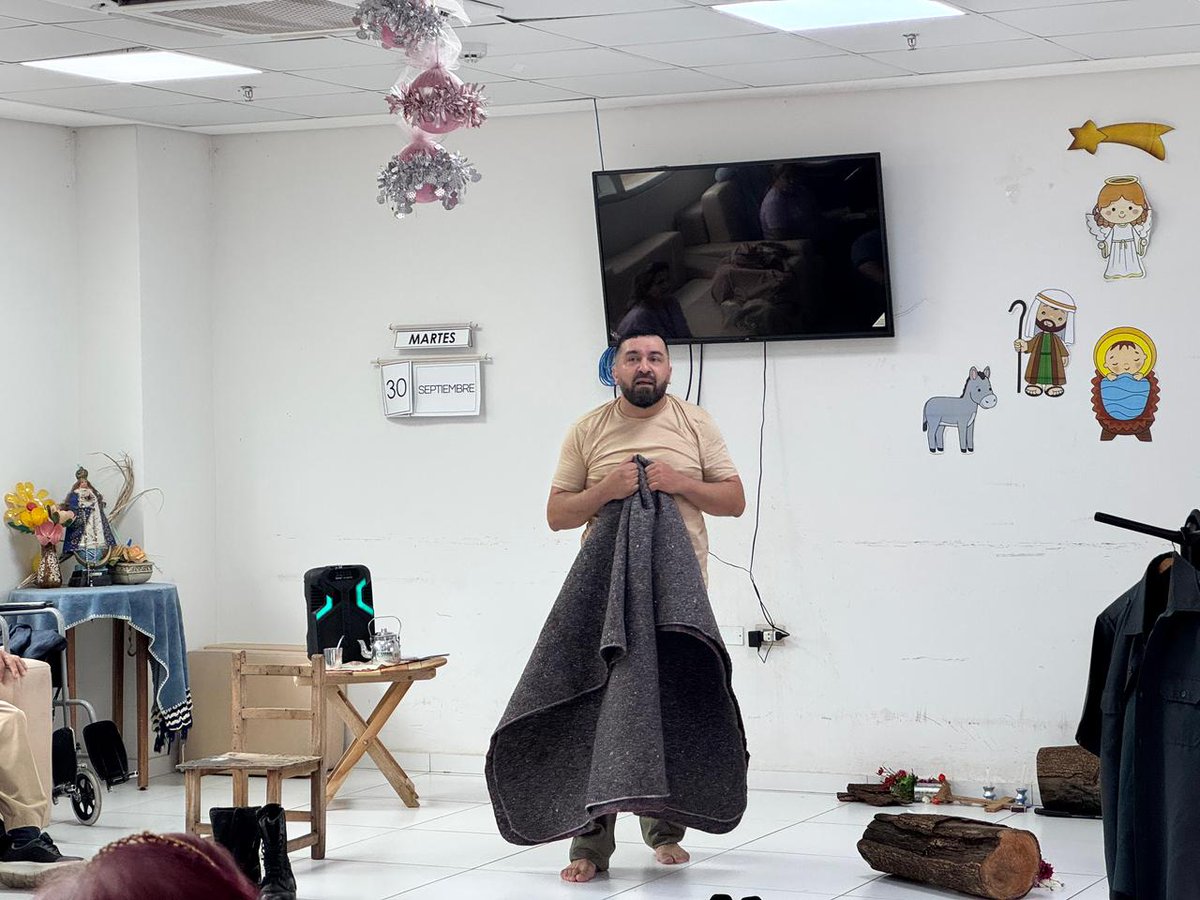 fondec_py's tweet image. En el marco de los proyectos apoyados por el FONDEC, se presentó la obra teatral “EMILIANO” de Fabio Chamorro en el Complejo Santo Domingo para Adultos Mayores del Paraguay.
Un momento de arte, memoria 📖 y emoción ❤️ por el Día Internacional de las Personas Mayores.