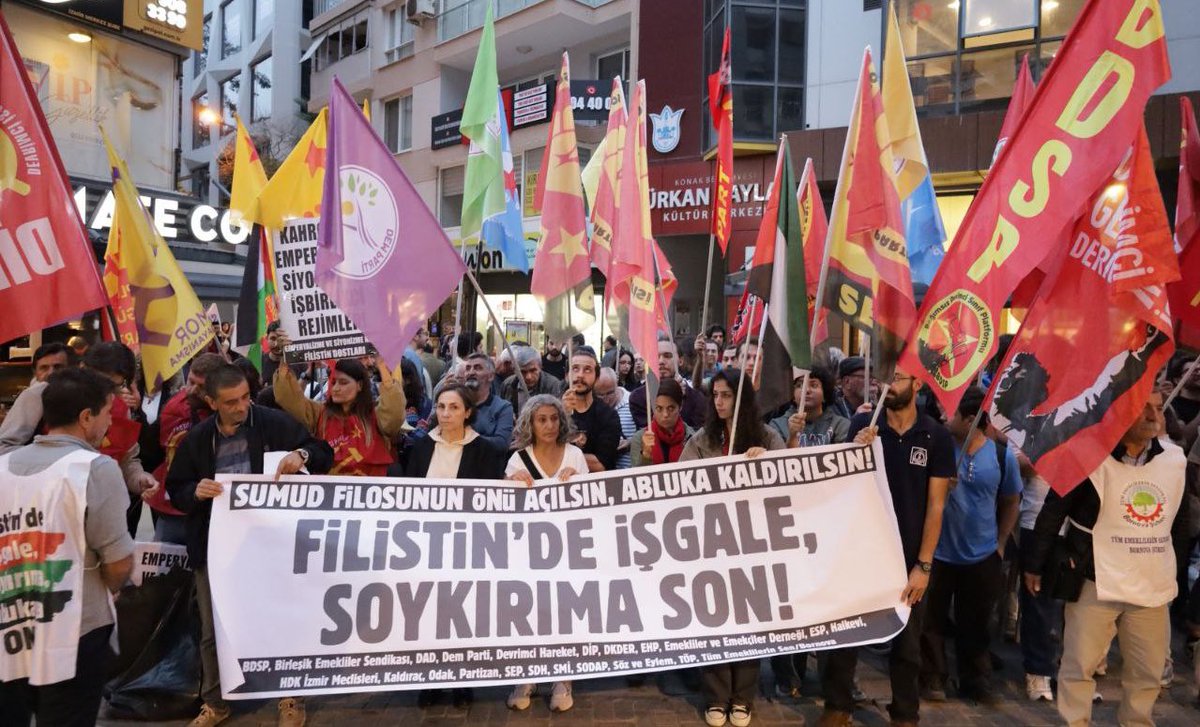 PartizanMerkez4's tweet photo. 📍İzmir
Çok sayıda devrimci-demokratik güçle birlikte Siyonist İsrail'in Küresel Sumud Filosuna yönelik saldırılarına karşı eylemdeydik.
Siyonist İsrail ve onun yerli işbirlikçileri kaybedecek özgür Filistin kazanacak!

Katil İsrail işbirlikçi AKP
#GlobalSumudFlottilla https://t.co/1MYzGOpmYD