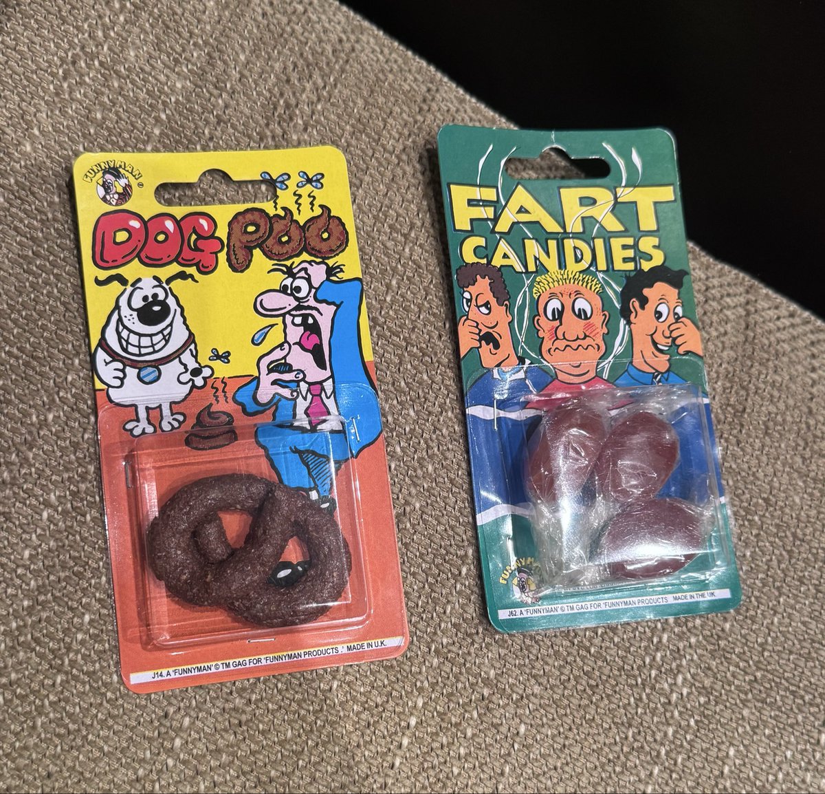 Enviar al cacauet menús una setmana a Anglaterra amb l’escola i açò son els regals que m’ha portat…..
Es un figura…. Em pixe!!! 🤣🤣🥜🥜🥜🥜
Que opineu??