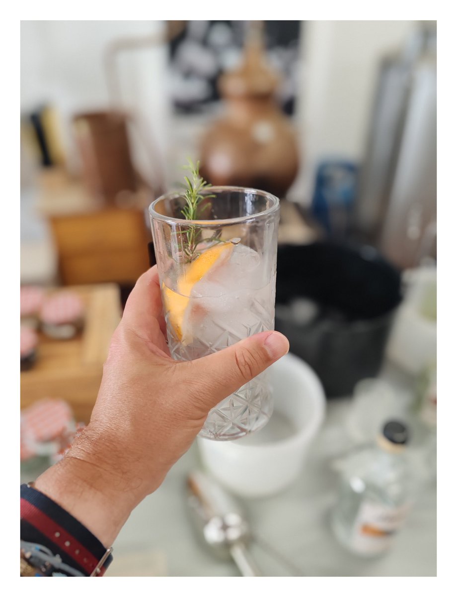 BlackBird87000's tweet photo. Visite privée avec dégustation de la distillerie de Gin Alma Luz 👌📍 Un Gin très doux produit ici à Lagos en Algarve ! Si vous êtes amateur de Gin et que vous passez dans le coin, allez-y, Carl se fera un plaisir de vous accueillir ! #Gin #GinOClock #AlmaLuz #AlmaSpirits 🇵🇹🍹 https://t.co/ITtPYufr2U