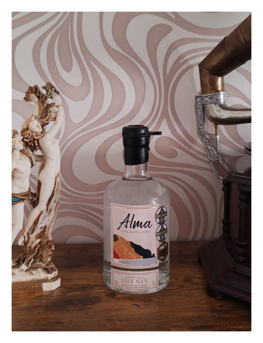 BlackBird87000's tweet photo. Visite privée avec dégustation de la distillerie de Gin Alma Luz 👌📍 Un Gin très doux produit ici à Lagos en Algarve ! Si vous êtes amateur de Gin et que vous passez dans le coin, allez-y, Carl se fera un plaisir de vous accueillir ! #Gin #GinOClock #AlmaLuz #AlmaSpirits 🇵🇹🍹 https://t.co/ITtPYufr2U