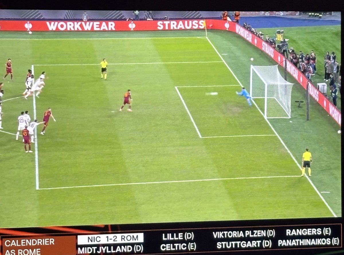 alex_le442's tweet image. 37ème penalty d’affilé raté par la Roma 😱 #ASRLOSC