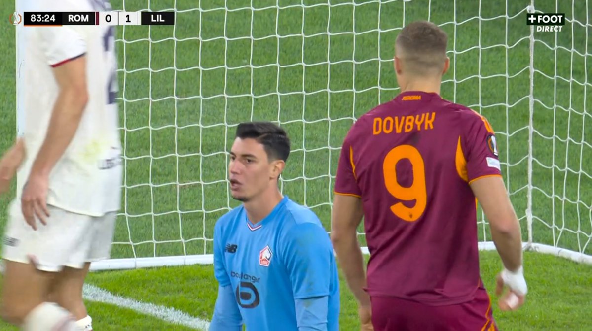 VibesFoot's tweet image. 🔴 𝗕𝗘𝗥𝗞 𝗢𝗭𝗘𝗥 𝗩𝗜𝗘𝗡𝗧 𝗗’𝗔𝗥𝗥𝗘̂𝗧𝗘𝗥 𝟯 𝗣𝗘𝗡𝗔𝗟𝗧𝗬𝗦 𝗗𝗘 𝗦𝗨𝗜𝗧𝗘 𝗙𝗔𝗖𝗘 𝗔̀ 𝗟𝗔 𝗥𝗢𝗠𝗔 ! 😱

L’arbitre avait décidé de faire retirer le penalty à 2 reprises...