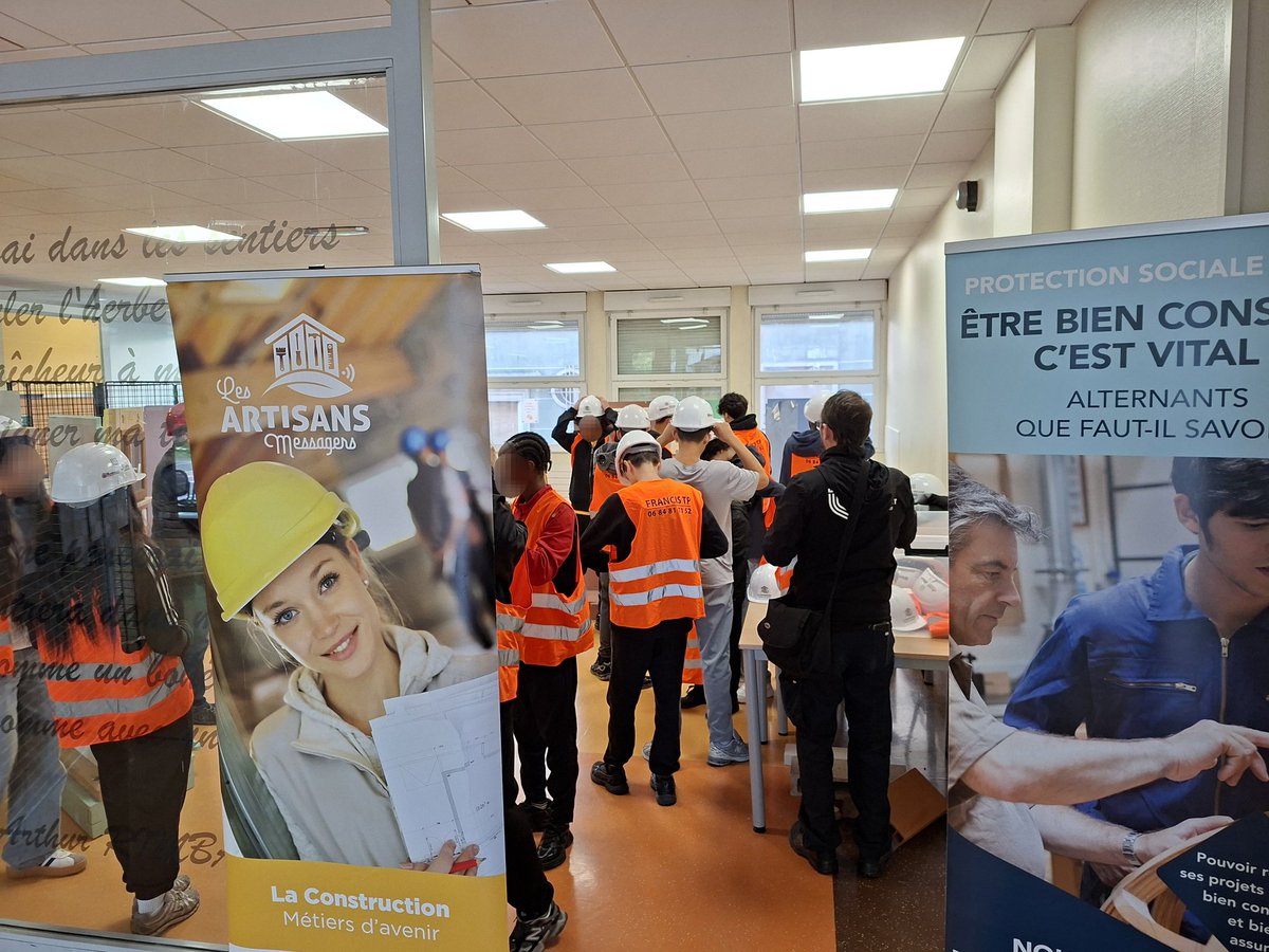 _anthony_marly's tweet photo. 🚀 Lancement du projet #PersévéranceScolaire au collège Rimbaud de Belfort !

Cette semaine, 45 élèves ont bénéficié de l’intervention des Artisans Messagers (CAPEB) : la construction collective d’une maquette pédagogique animée par des artisans retraités passionnés. 🔨✨ https://t.co/yj8AG32REq