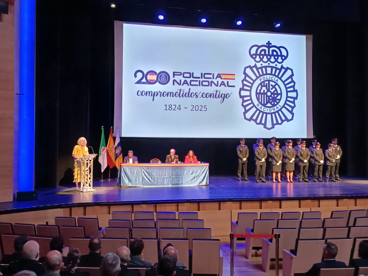 👮‍♂️ Con motivo del Día del Patrón de la #PolicíaNacional, la subdelegada María Teresa Mayans presidió en Puerto del Rosario el acto junto a la directora insular María Jesús de la Cruz y el comisario Eufrasio Moral.