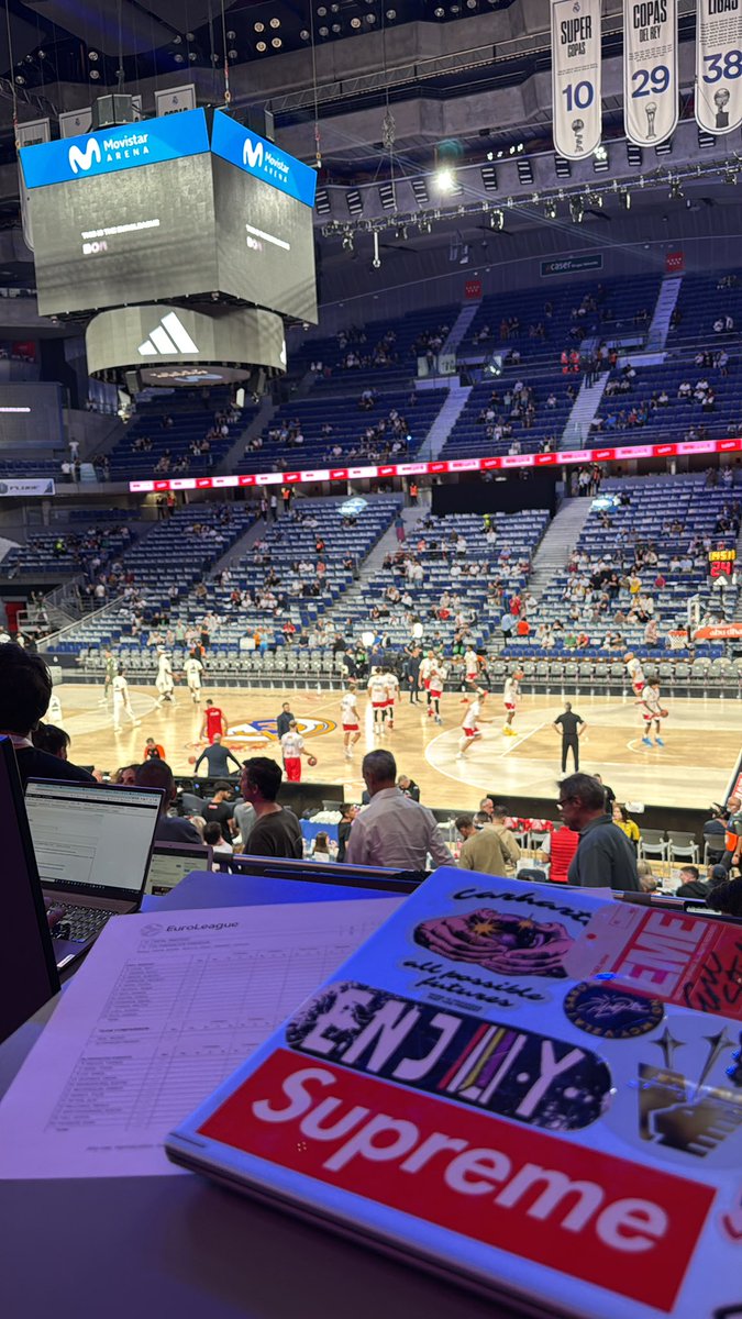 SoccerEduardo's tweet photo. Comienza la @EuroLeague en casa para el @RMBaloncesto contra unos de los máximos favoritos @Olympiacos_BC. Venimos a ver de cerca a Llull, Campazzo, Deck, Tavares y a Tyler Dorsey, Fournier, Milutinovic… en otros!! Locura!! https://t.co/EvSLeTGVbE