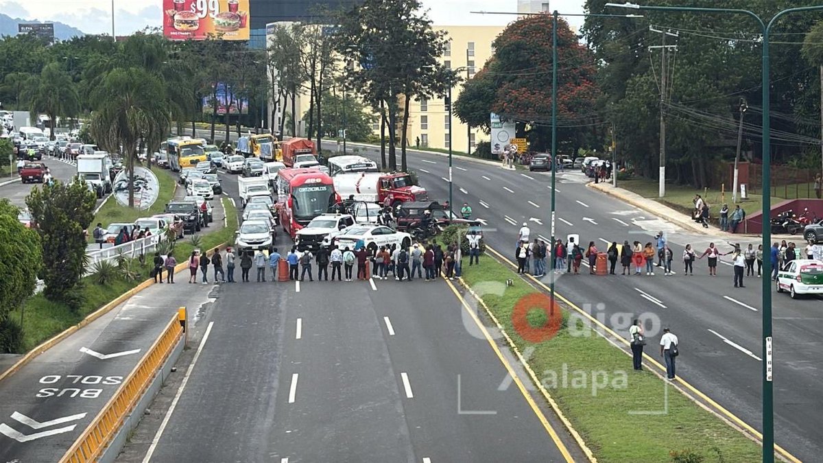 🔴 #EnEsteMomento || Docentes de educación indígena, que llegaron de Zongolica a manifestarse a la SEV, acaban de bloquear la carretera 140, a la altura de Plaza Américas.