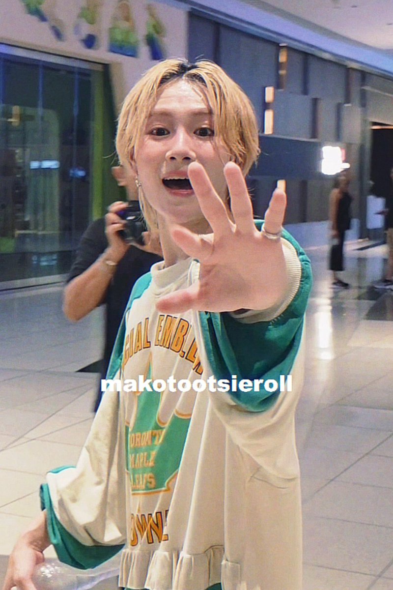 makotootsieroll's tweet photo. Soooo happy to see WHH here in SG🇸🇬😭💖 pls rest well and hope to see y'all soon🫶🥺💗💗💗💗

#AvexMusicNight 
#WHHinSingapore 
#WOLFHOWLHARMONY #WHH
@WOLFHOWLHARMONY https://t.co/CZsOPIqedj