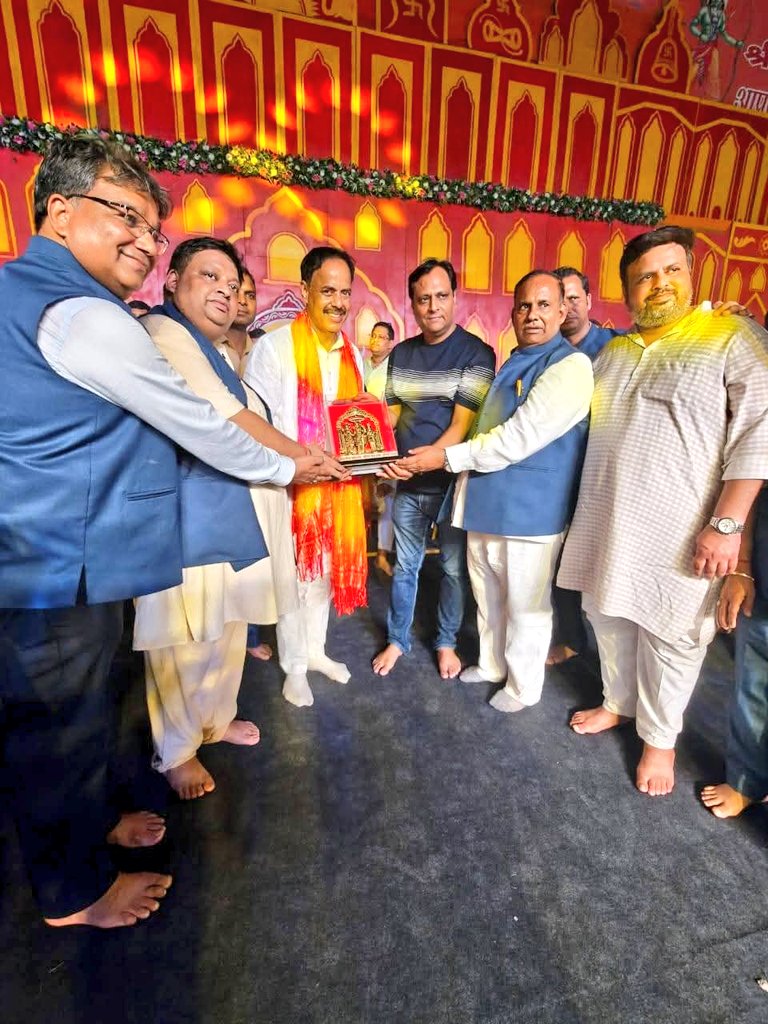 #विजयादशमी_की_हार्दिक_शुभकामनाएँ 

विजयदशमी का पर्व अधर्म पर धर्म, असत्य पर सत्य और अन्याय पर न्याय की विजय का प्रतीक है। आज नोएडा स्टेडियम, सेक्टर 21A में रावण दहन के  कार्यक्रम के अवसर पर सम्मिलित हुआ।
इस कार्यक्रम में माननीय सांसद <a href="/dr_maheshsharma/">Dr. Mahesh Sharma</a> जी एवं यशस्वी नोएडा विधायक