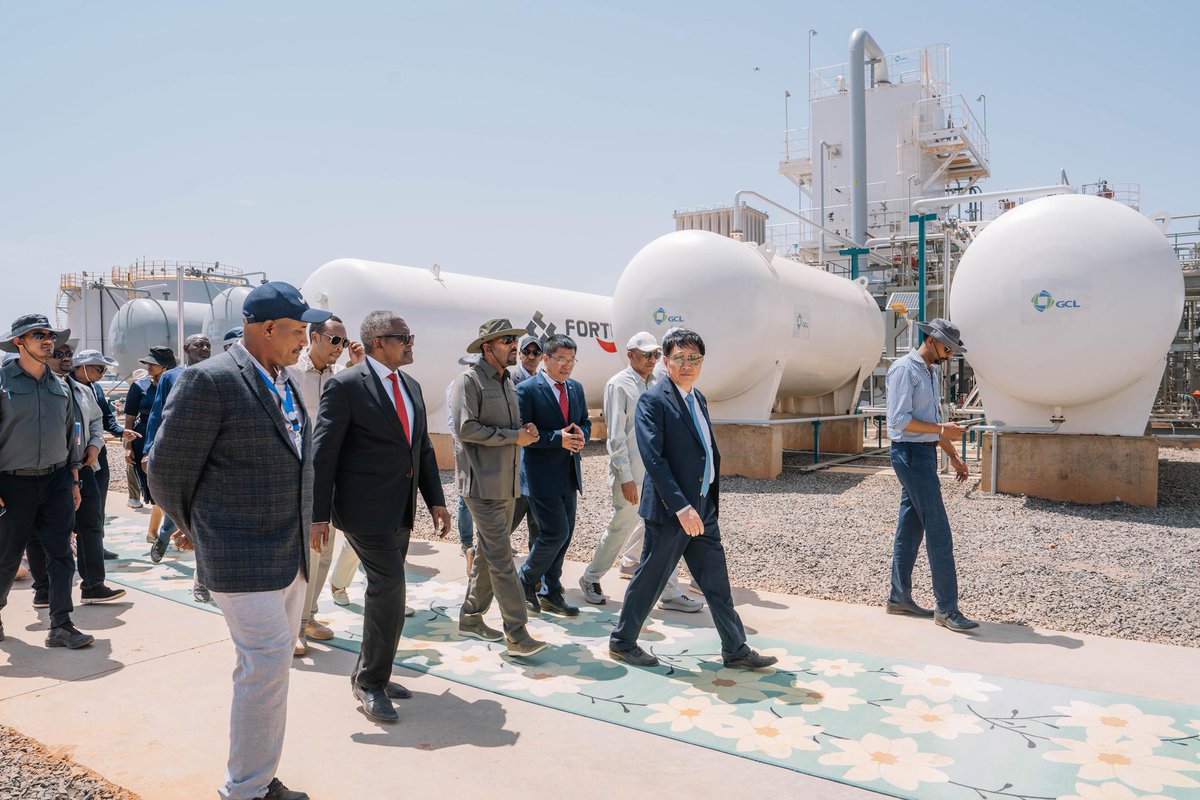 RedwanHussien's tweet photo. What a day, what an era of yet another high- Inaugarating 1st phase Ogaden NLG with prdn capacity of 111 million liters;   launching the 2nd  phase which will add  1.33 billion liters per year, plus 1,000 MW &amp; huge Fertiliser Factory &amp; Refinery ... is indeed phenomenal. Hooray!! https://t.co/AgMEW7z6Le