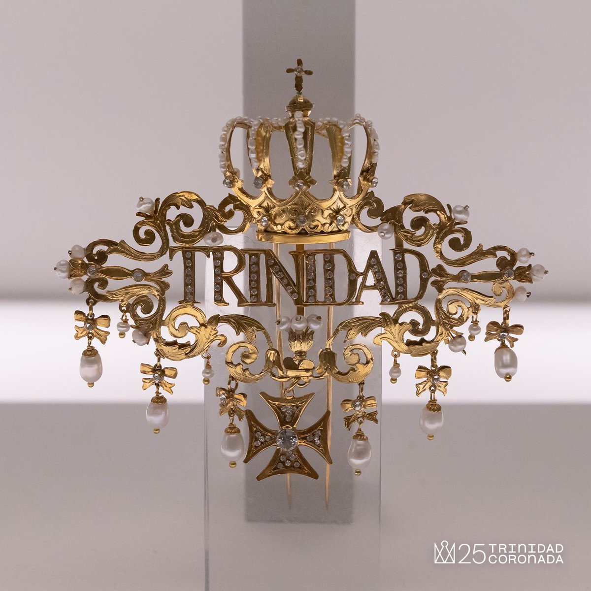 cautivotrinidad's tweet photo. BROCHE NOMINAL 
Oro, plata de ley con baño de oro, perlas cultivadas y circonitas.

◽️ Diseño: Miguel Pachecho.

◽️ Autor: Joyería El Toisón.

◽️ Donado por el grupo joven de la hermandad.

#25TrinidadCoronada. https://t.co/4HZqRyyBVb
