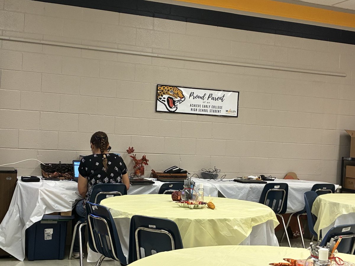 JudyZuniga6's tweet image. @EcAchieve parents getting it done! #ESLClasses @PFETexas @pledgeappleseed 🐆💙🏡📚🧑🎓👩🎓🏫