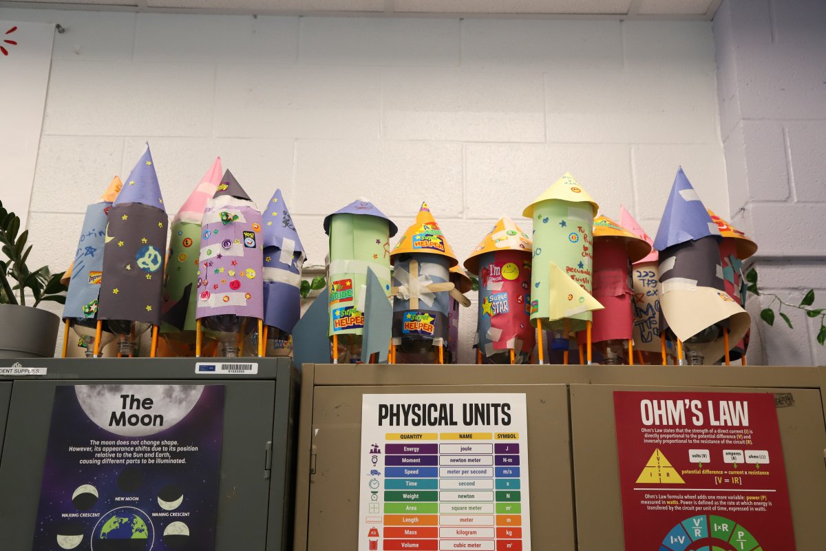 ChiPubSchools's tweet image. Ahead of the school day, Interim Superintendent/CEO Dr. Macquline King &amp;amp; @CPSNetwork11 Chief Latasha Geverola met with students &amp;amp; staff, welcoming them back for another exciting day of learning! 🚀 #DoSTEM