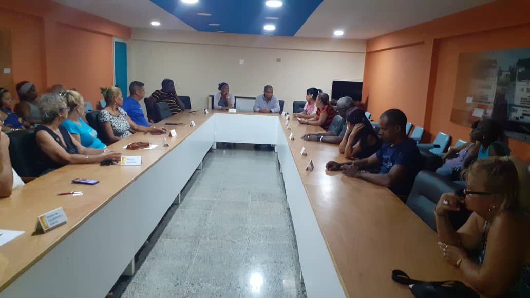 ENOCCuba's tweet photo. Firma de solidaridad de los trabajadores de la Oficina Central de @ENOCCuba para el pueblo de #Venezuela ante las amenazas de EEUU. Compromiso del pueblo de #Cuba con la soberanía venezolana. #VenezuelaLibre #TransporteCuba @cuba_gea #Primeros en la vía #JuntosSomosMásFuertes https://t.co/mkfxUBbm5O