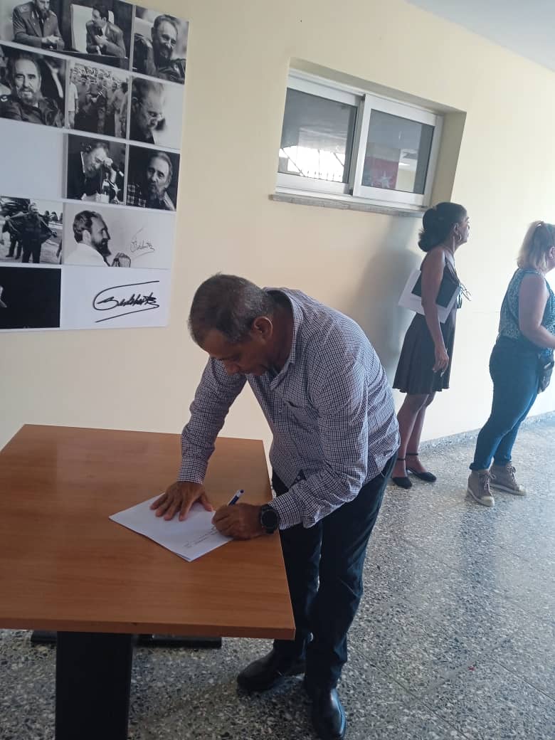 ENOCCuba's tweet photo. Firma de solidaridad de los trabajadores de la Oficina Central de @ENOCCuba para el pueblo de #Venezuela ante las amenazas de EEUU. Compromiso del pueblo de #Cuba con la soberanía venezolana. #VenezuelaLibre #TransporteCuba @cuba_gea #Primeros en la vía #JuntosSomosMásFuertes https://t.co/mkfxUBbm5O
