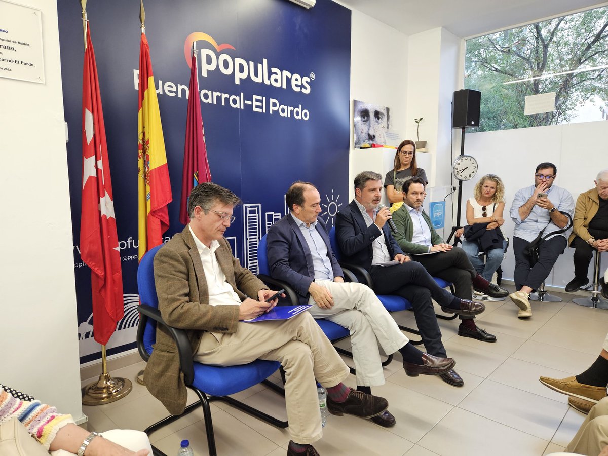ppfuencarral's tweet photo. 🔵🔵 Hoy hemos recibido en la sede al Concejal del Distrito de Barajas @JuanPenaOchoa.

➡️ De la mano de @bcarabante hemos dado un repaso a la actualidad tras el verano y agradecido a los asistentes la bienvenida con un aperitivo!

Seguimos! https://t.co/ENzcqD3yxt