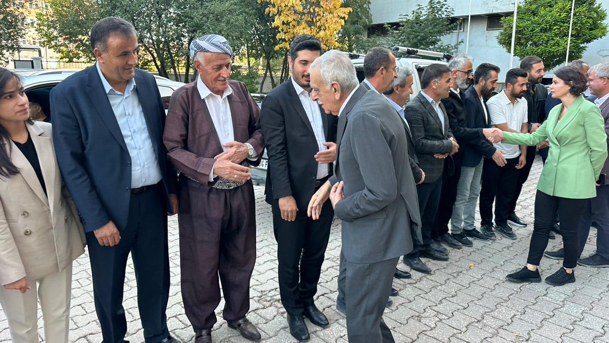 Bugün il Eşbaşkanımız,
Mardin BB. Eşbaşkanı Ahmet Türk 
Van BB. Eşbaşkanı Abdullah Zeydan
Van Mv. Gülcan Sayyiğit, Mahmut Dindar 
İl Mv.  Onur Düşünmez, Hakkari Bld.Eşbaşkanı  Viyan Tekçe
beraberindeki heyetle beraber Yüksekova Belediyesini ziyaret etti.