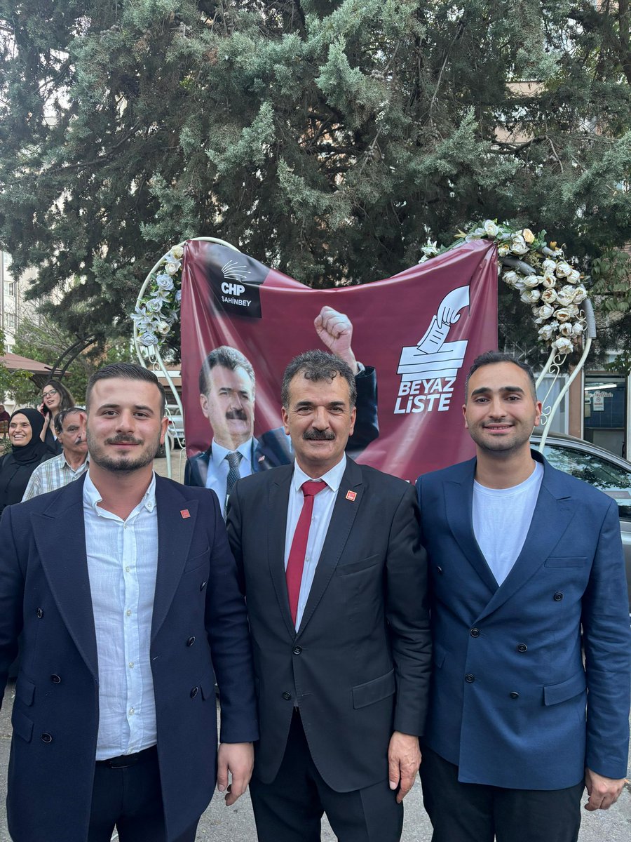 aliyetmezz's tweet photo. Partimizin 39. Olağan Şahinbey İlçe Kongresine katıldım.

CHP Şahinbey İlçe Kongremizi bugün tamamladık.
Görevini yeniden üstlenen İlçe Başkanımız @zeki_gursel’i ve yeni yönetimini tebrik ediyor, hayırlı olsun dileklerimi iletiyorum.

Ali YETMEZ
CHP Şahinbey İlçe Gençlik Kolları Başkanı