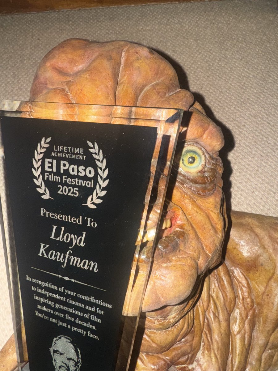 lloydkaufman's tweet photo. Toxie loved the @elpasofilmfest ME TOK! The best Thank you CARLOS and @ThatKevinSmith https://t.co/KkdBeBAMe8