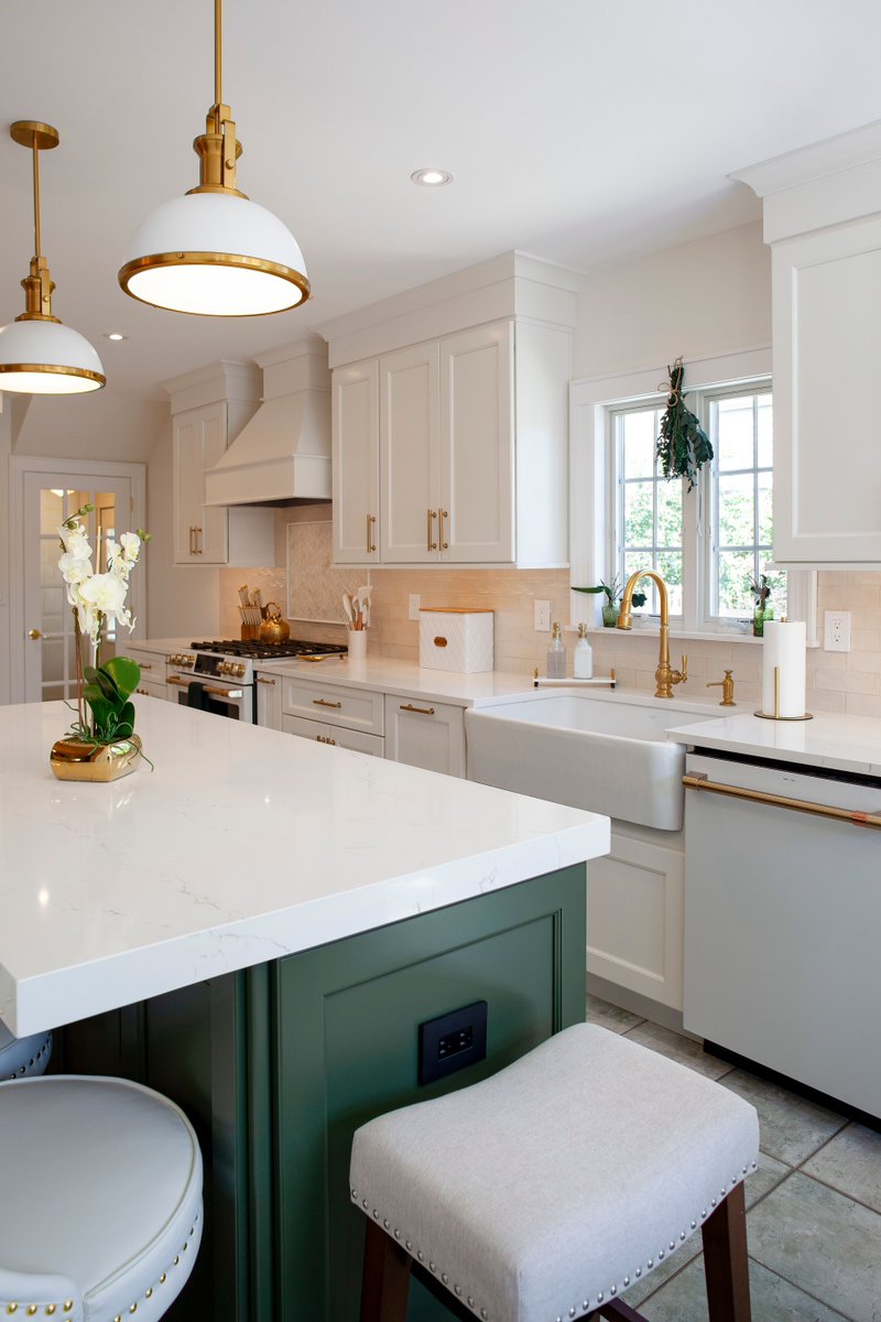 djshomeimprove's tweet photo. This newly completed kitchen balances bold design choices with timeless functionality. @Fabuwood Fusion perimeter cabinets in Dove with a matching 36” range hood set a bright, classic foundation, while the striking Hunter Green island adds contrast and character. https://t.co/fkmIswJfdV