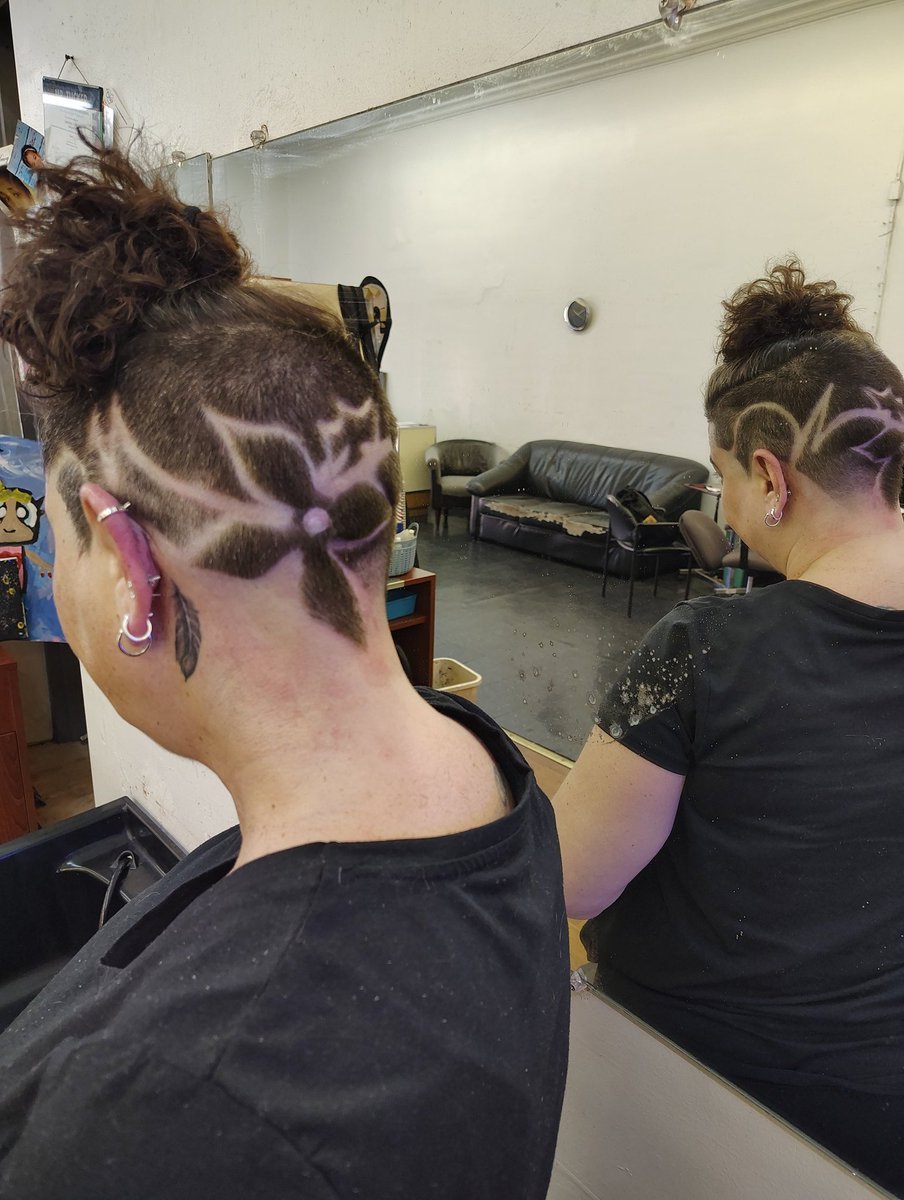 tooReachMEECH's tweet photo. @MissBNasty @AdamantxYves Top Notch Barbershop 
Walk-ins welcome 
Link to the shop 👇🏽 
https://t.co/U3GeLTa5qW https://t.co/CbAUNy56Tp