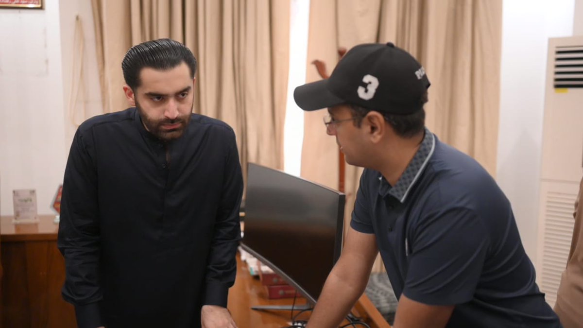 AyanLighar27476's tweet photo. پاکستان پیپلزپارٹی کے نوجوان رہنماء راول شرجیل میمن راول ہائوس پر آئے ہوئے لوگوں کے مسائل سنے۔
#hyderabad #TandoJam #PPPSindhMeetup @rawalsharjeel https://t.co/0BdTu9Yh3V