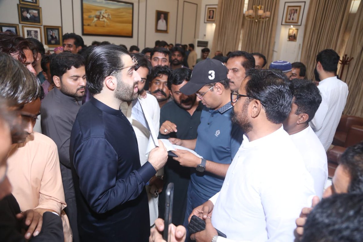 AyanLighar27476's tweet photo. پاکستان پیپلزپارٹی کے نوجوان رہنماء راول شرجیل میمن راول ہائوس پر آئے ہوئے لوگوں کے مسائل سنے۔
#hyderabad #TandoJam #PPPSindhMeetup @rawalsharjeel https://t.co/0BdTu9Yh3V