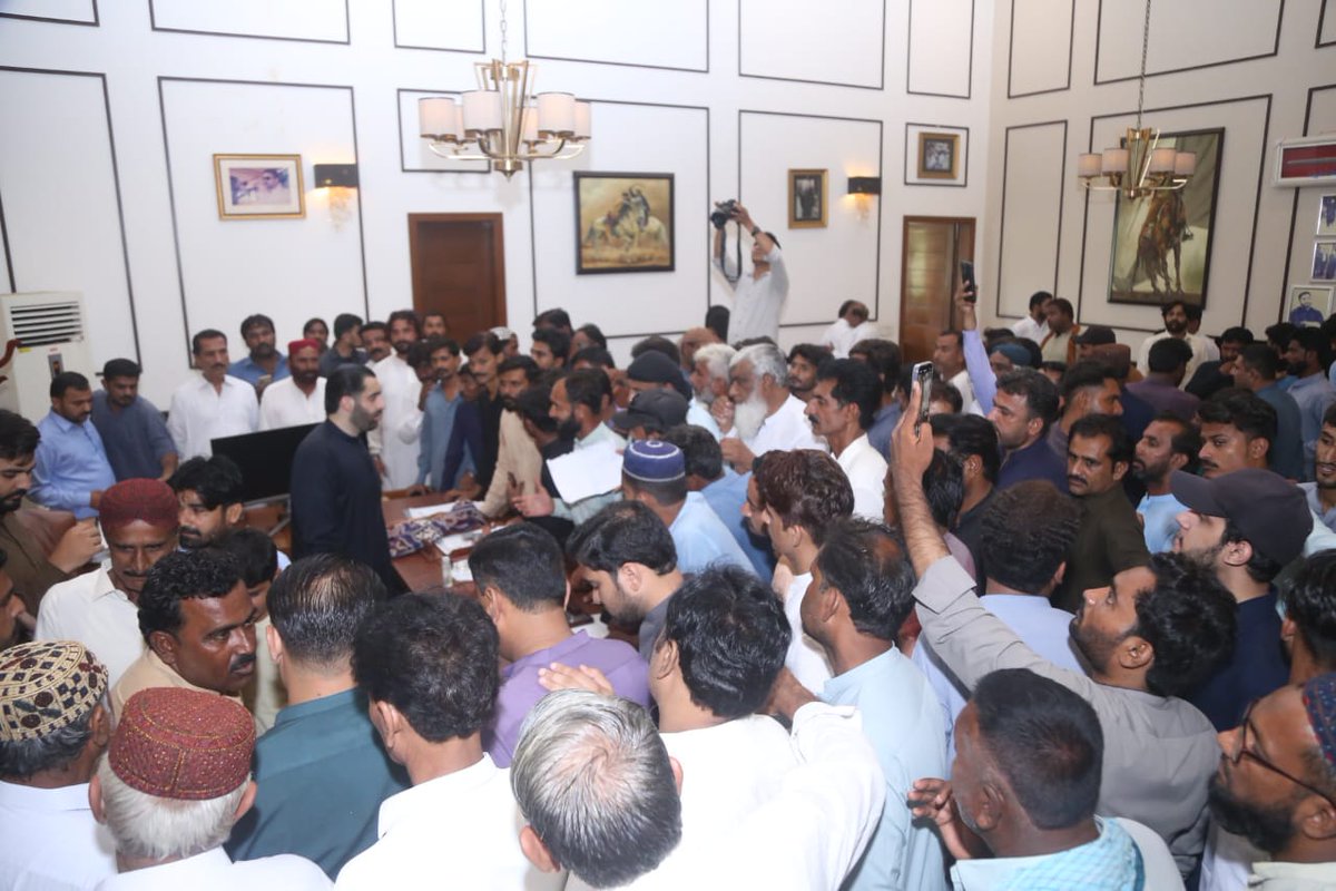 AyanLighar27476's tweet photo. پاکستان پیپلزپارٹی کے نوجوان رہنماء راول شرجیل میمن راول ہائوس پر آئے ہوئے لوگوں کے مسائل سنے۔
#hyderabad #TandoJam #PPPSindhMeetup @rawalsharjeel https://t.co/0BdTu9Yh3V