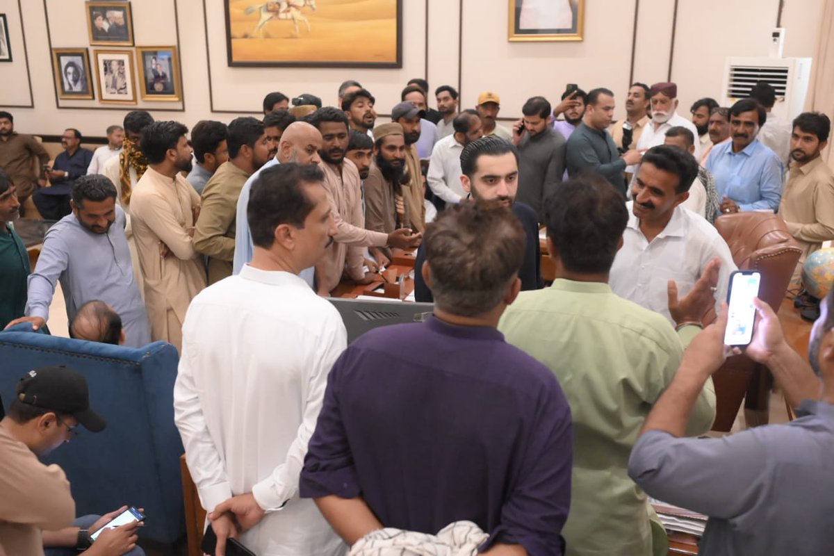 AyanLighar27476's tweet photo. پاکستان پیپلزپارٹی کے نوجوان رہنماء راول شرجیل میمن راول ہائوس پر آئے ہوئے لوگوں کے مسائل سنے۔
#hyderabad #TandoJam #PPPSindhMeetup @rawalsharjeel https://t.co/0BdTu9Yh3V