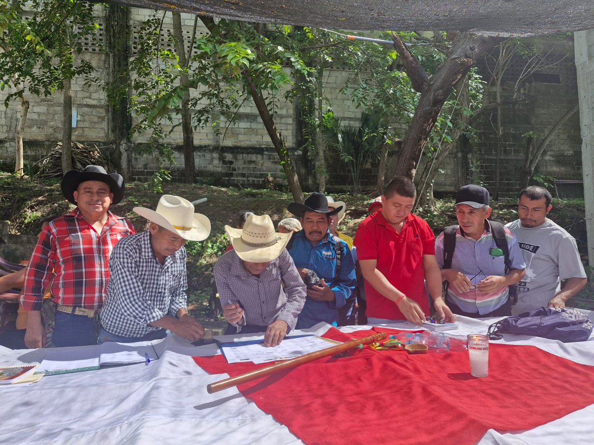 📍 En la visita territorial al pueblo Ch’orti’ se acordó un cronograma para avanzar en los compromisos de la agenda. Participaron autoridades indígenas y de la institucionalidad pública, reafirmando el trabajo conjunto por el desarrollo de las comunidades. 🤝🇬🇹