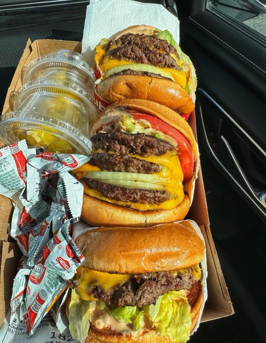 FoodPleaser's tweet image. What’s your first thought when you see these burgers?