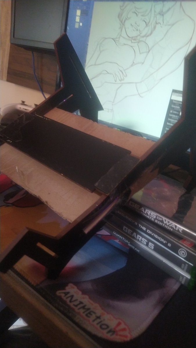 UJP01's tweet photo. O suporte improvisado kskdjaksk https://t.co/GHd4wsEPuB