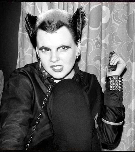 RIP Soo Catwoman, one of the first faces of punk rock and a stunningly photogenic member of hardcore Pistols fans the Bromley Contingent. 4th pic 📸 by Jill Furmanovsky.