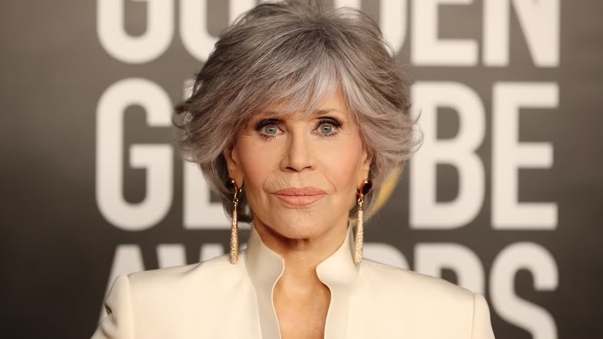 lauhaim's tweet photo. Des décennies après que des légendes hollywoodiennes comme Henry Fonda, Lucille Ball, Humphrey Bogart, Frank Sinatra et Judy Garland aient lancé le Comité pour le Premier Amendement afin de résister au maccarthysme, Jane Fonda relance  l'organisation.

Fonda a lancé un appel à sa communauté hollywoodienne dans une lettre partagée avec CNN, demandant à ses pairs de la rejoindre , en écrivant : "J'ai 87 ans. J'ai vu la guerre, la répression, les protestations et les réactions négatives. J'ai été célébré, et j'ai été qualifié d'ennemi de l'État. Mais je peux vous dire ceci : c'est le moment le plus effrayant