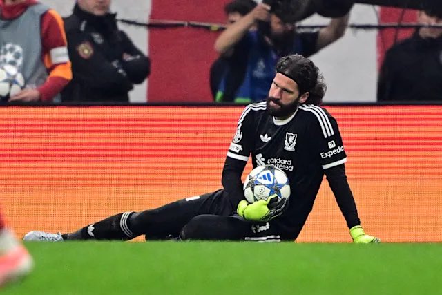 🚨🇧🇷 BREAKING: Alisson set for 6 week spell on the sidelines after picking up a hamstring injury in #LFC UCL defeat to Galatasaray. 🚑

33yo had scan today &amp; could see him miss #CFC #MUFC #RMFC and #MCFC. ❌

Return likely after November international break. 👀😬