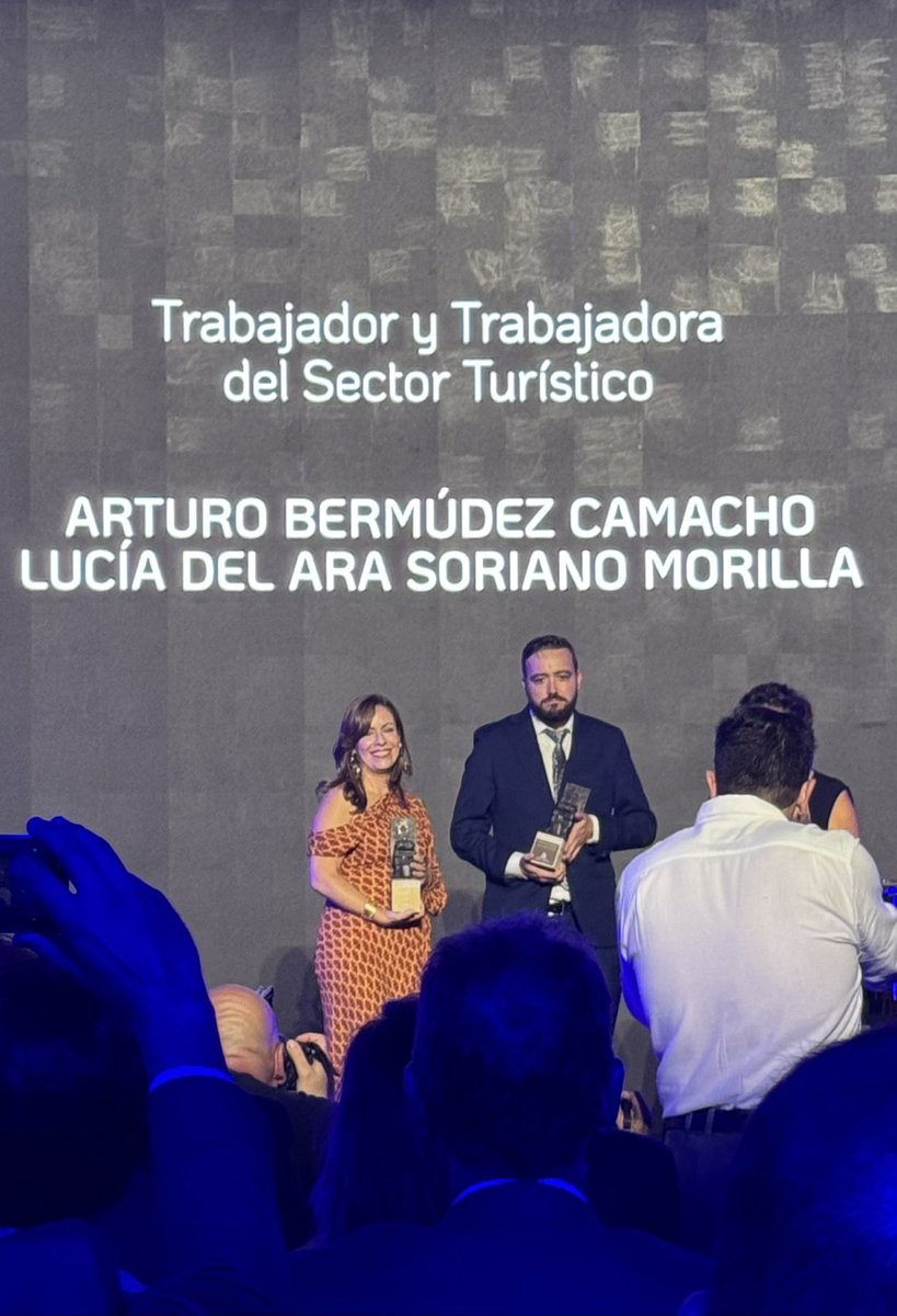 PepaPaez66's tweet photo. 👏🏻Enhorabuena a nuestra compañera Lucía por este merecido reconocimiento
‼️Un ejemplo de cómo las mujeres seguimos abriendo camino en sectores como el ferroviario. Trabajadora de @Adif y responsable de @SeccionSevilla de @CCOO_FER https://t.co/dlJCQjCXLy